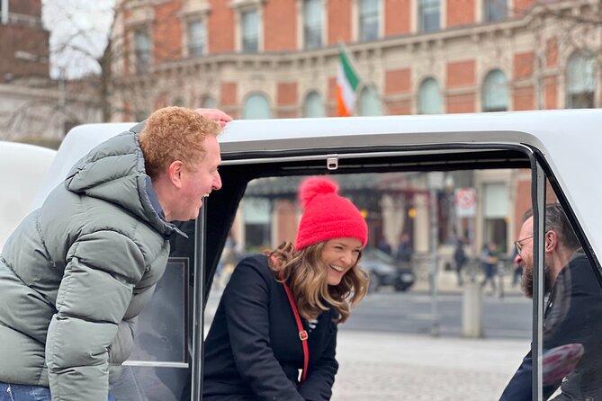 A Unique and Fun 1 Hour city tour of Dublin - Stephen’s Green and Grafton Street: parks and people in one smooth hour