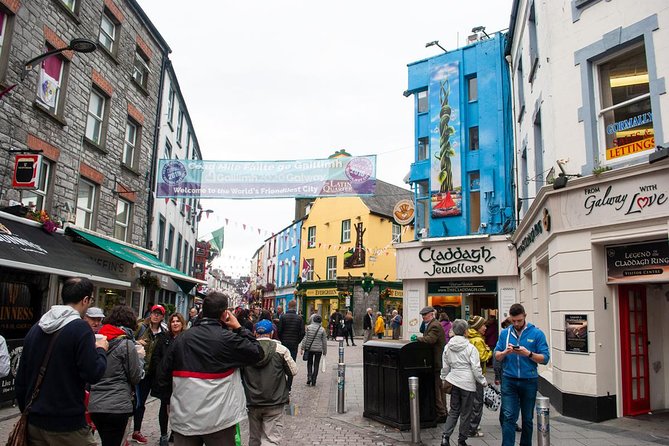 Cliffs Of Moher Tour In Spanish - The Dunguaire Castle Pass and the Kinvara-Style Coast