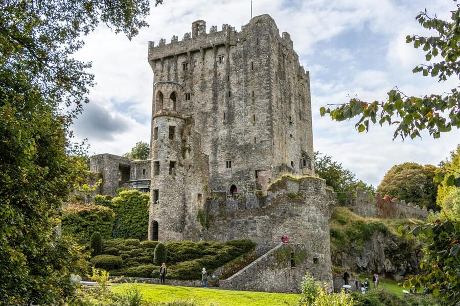 Cobh/Cork: Blarney Castle, Kinsale & Cork City Shore Tour - Getting started at Cobh Cruise Terminal and finding your guide