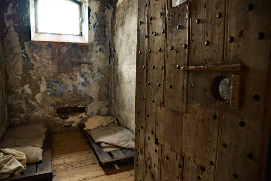 Cork: City Gaol Tour with Audio Guide - Inside the corridors: cells, lifelike displays, and sound