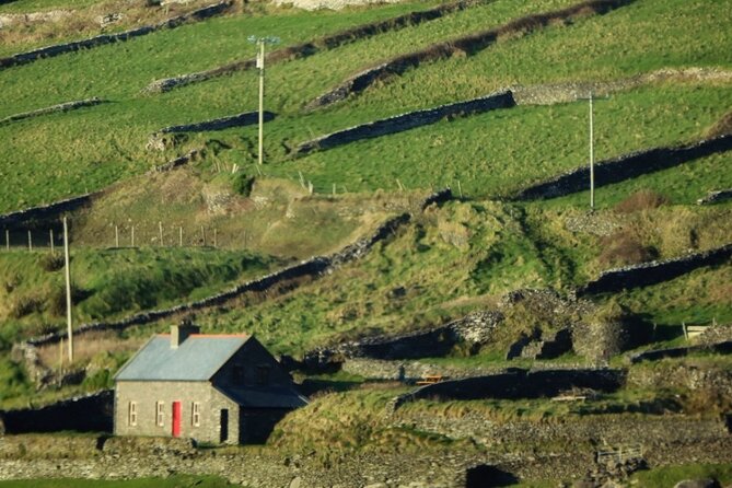 Dingle: Hour Slea Head Drive Tour 4hr - Personal Chauffeur Guide - The route, stop by stop: Eask Tower, Ventry, and the coast’s first big moments