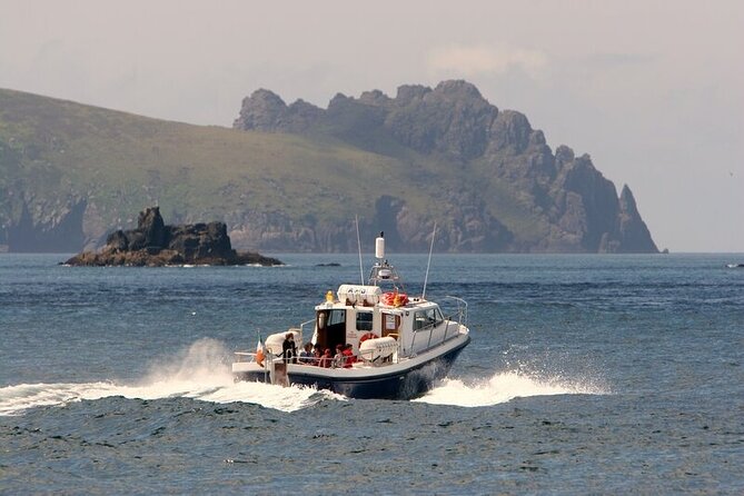 Dolphin & Whale Watching (4hrs) + Blasket Island Landing (3hrs) - Optional shape stops: Inish Tuaisceart and Tearaght’s westmost lighthouse