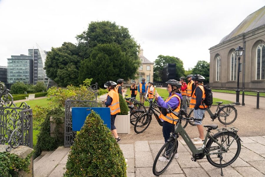 Dublin: Bike & E-Bike Tour with a Local Guide - Guides, humor, and staying safe on Dublin streets