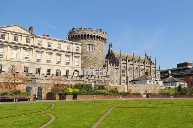 Dublin Book of Kells, Castle and Molly Malone Statue Guided Tour - Molly Malone at the Statue, a Small Stop With Big Dublin Energy