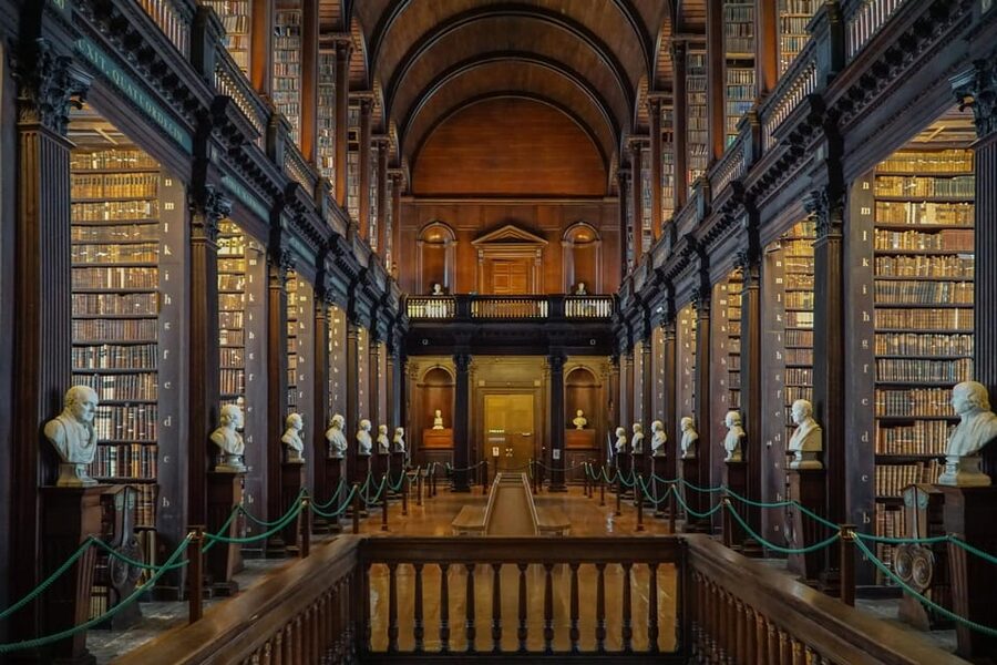 Dublin: Book of Kells, Dublin Castle and Christ Church Tour - Temple Bar stories and why this route makes sense