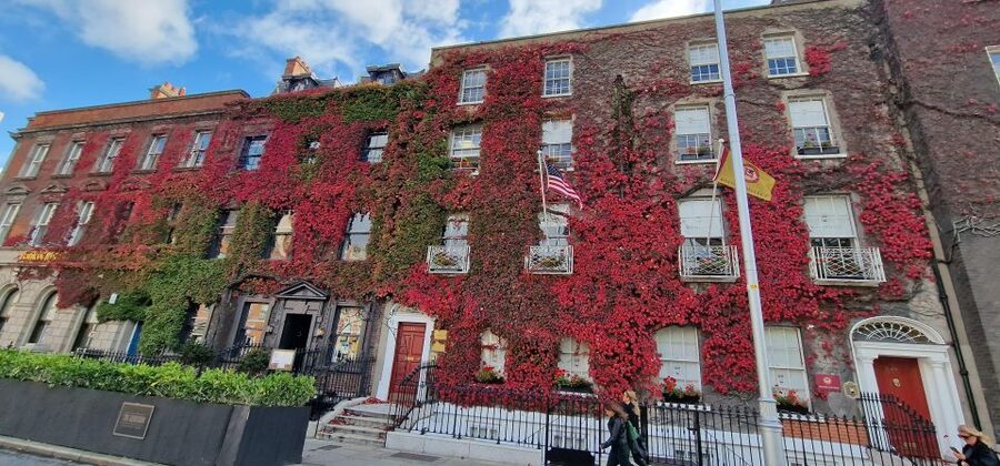 Dublin: Dublin City Highlights Private Guided Walking Tour - College Green and Trinity College: seeing the power center