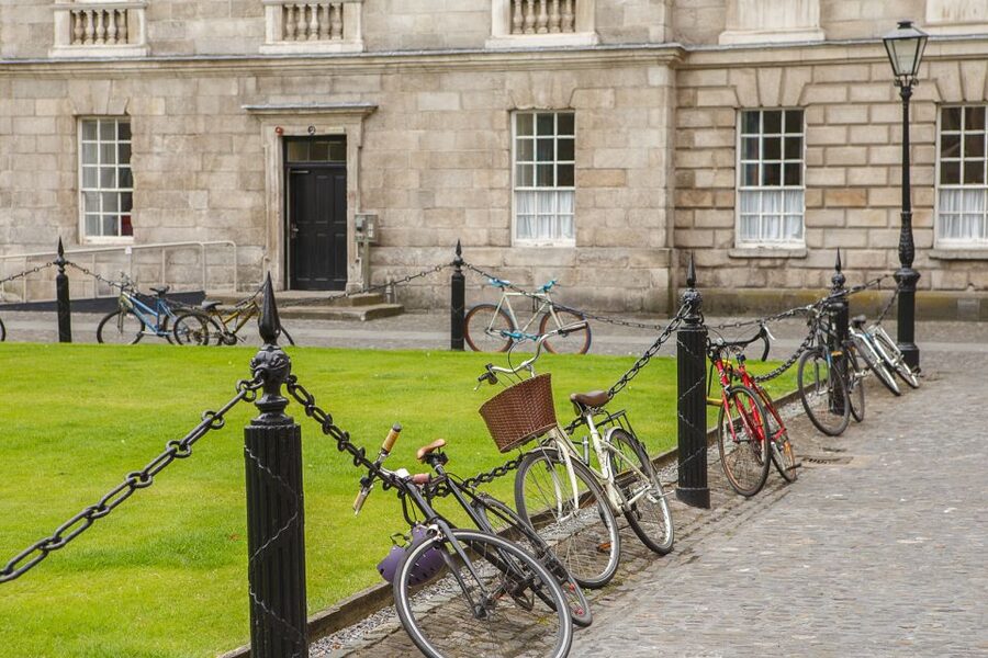 Dublin: Fast-Track Book of Kells Ticket & Dublin Castle Tour - Fast-Track Book of Kells and Dublin Castle, in a single walking loop