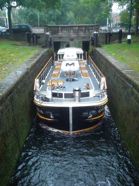 Dublin: Grand Canal Cruise with Dinner - Service style: attentive, friendly, and focused on the night