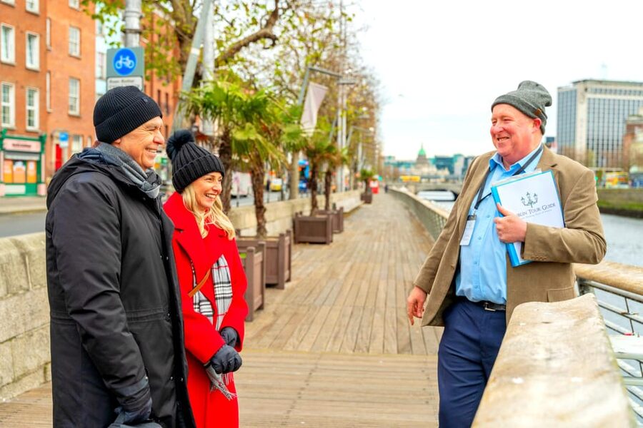 Dublin: Guided Sights and Pints Tour - Ha’penny Bridge and City Hall: quick moments that help you map Dublin