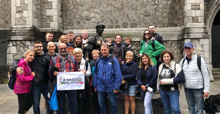 Dublin Highlights: 2.45-Hour Walking Tour in Italian - Italian-speaking walking route that keeps Dublin readable