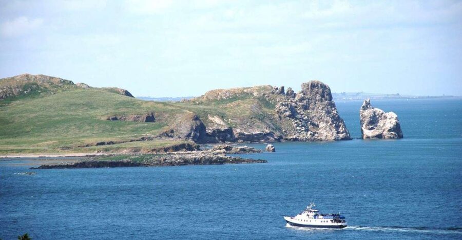 Dublin: Howth Cliffs and Ireland's Eye Boat Cruise - A 60-minute cruise that turns Howth into a view party