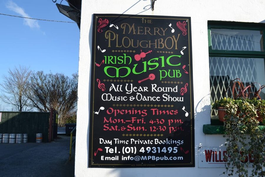 Dublin: Irish Night Show at the Merry Ploughboy Pub - Inside the pub: seating, service, and the crowd energy