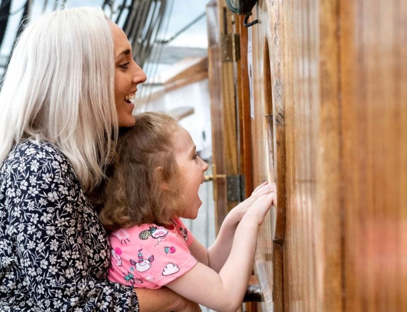 Dublin: Jeanie Johnston Tall Ship Irish Famine History Tour - Below deck: cramped quarters, half an hour of fresh air, and what that does to your imagination
