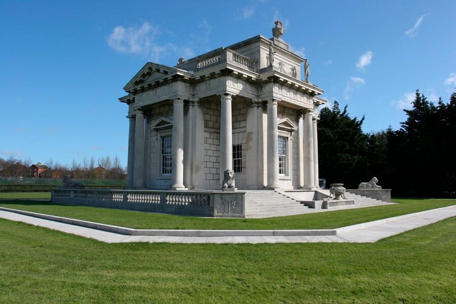 DUBLIN: Malahide castle and Howth MULTILINGUAL full day tour - The coastal drive: Dublin Bay villages, parks, and beaches