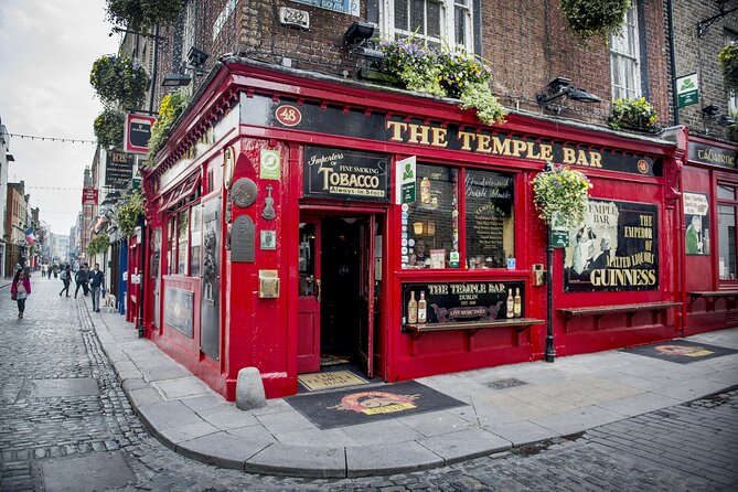 Dublin Old Town: Famous Pubs Exploration Game and Tour - Quick highlights before you start