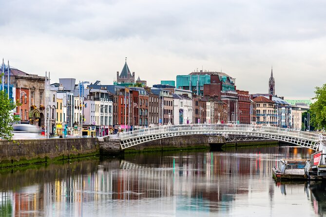 Dublin Old Town: Famous Pubs Exploration Game and Tour - How the Questo app game actually works on the street
