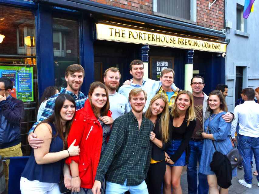 Dublin: Private Pub Tour - Entering The Oak, Crane Lane, and how the night gets organized