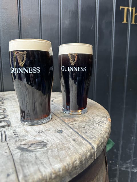 Dublin: Pub Tour. Pour The Perfect Guinness, Whiskey & Music - Stop 2 Temple Bar: Pour your own Guinness the right way