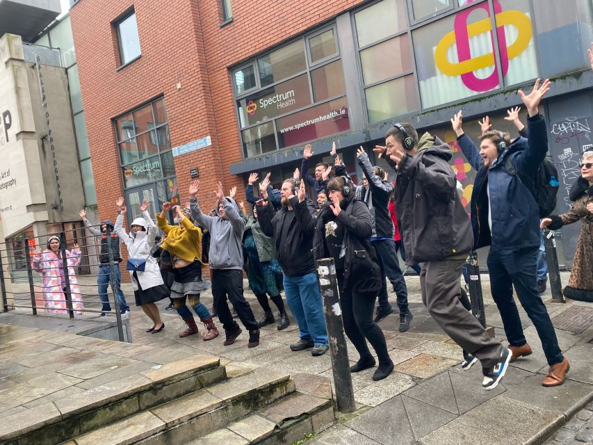 Dublin: Silent Disco Walking Tour - The guided walking part: what the hour feels like