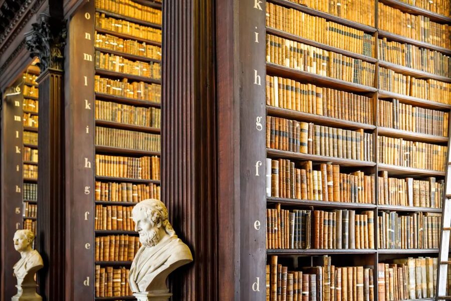 Dublin: Skip-the-line Book of Kells & Old Town Private Tour - Book of Kells at Trinity, without the queue chaos