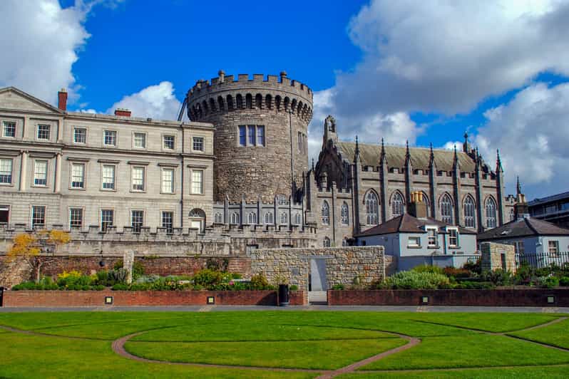 Dublin: St Patrick's, Book of Kells, and Dublin Castle Tour - Molly Malone photo-stop: quick, famous, and still useful