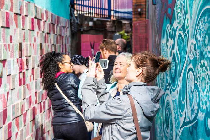 Dublin : Street Art Walking Tour - Temple Bar, street art installations and a high-energy finish