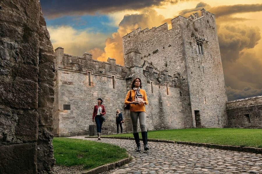 From Dublin:Cork,Cahir Castle,Rock of Cashel Tour in Spanish - A 12-Hour South Ireland Route From Dublin