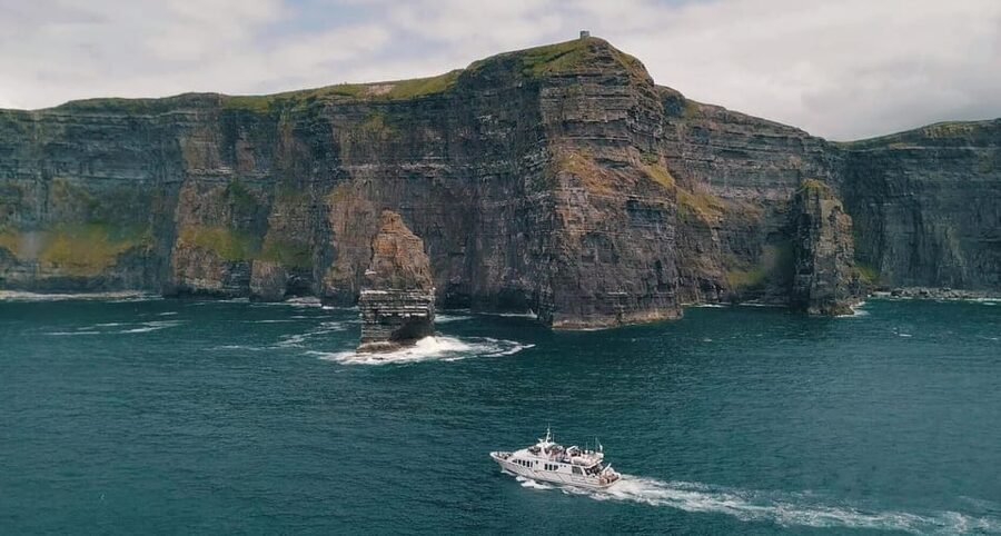 From Dublin: Galway + Cliffs of Moher Boat Cruise in Spanish - Getting started: Dublin, Burgh Quay, and the morning rhythm