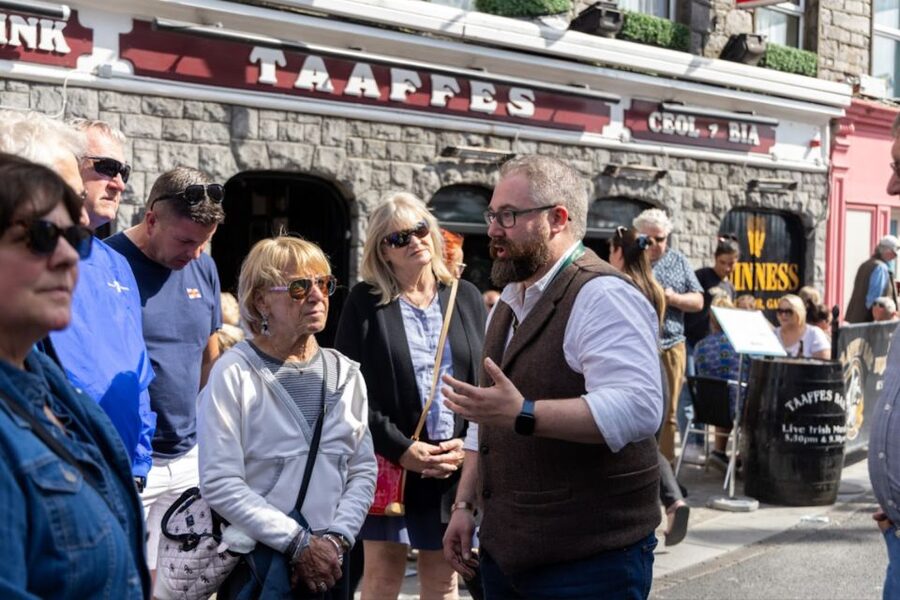 Galway: Food and Culture Walking Tour with Tastings - Street artists and a guide who helps you plan the next steps