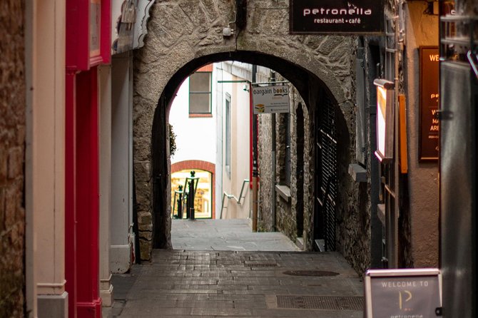 Guided tour of Kilkenny in French with an Irish guide - Rothe House and Garden for a merchant story that feels human