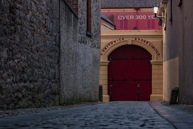 Kilkenny city tour in German. - Starting at Kilkenny Crystal Shop and walking the old-center loop