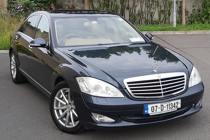 Killarney: Private transfer to & from Shannon Airport - Inside the premium car: Wi-Fi, bottled water, chargers, and more