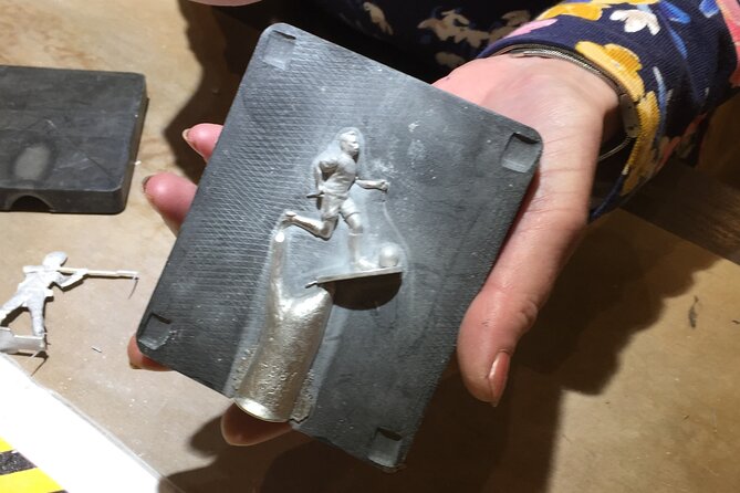 Paint a Metal Miniature - The casting you watch: liquid metal in a hard rubber mould