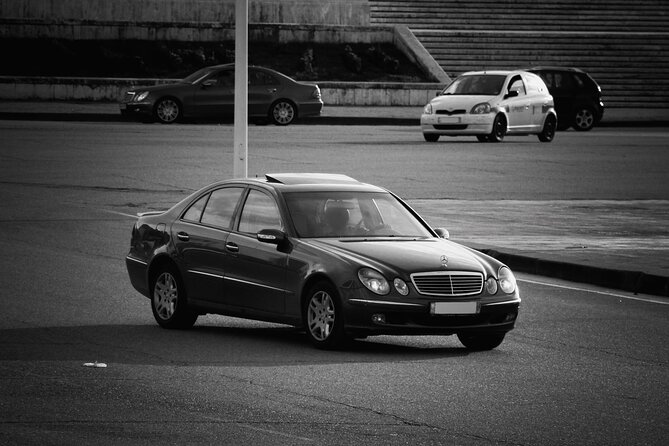 Private Sedan (4 seats) Transfer from Dublin Airport to Dublin City Center - Meeting Your Driver in Dublin Airport Arrivals (Name Sign Included)