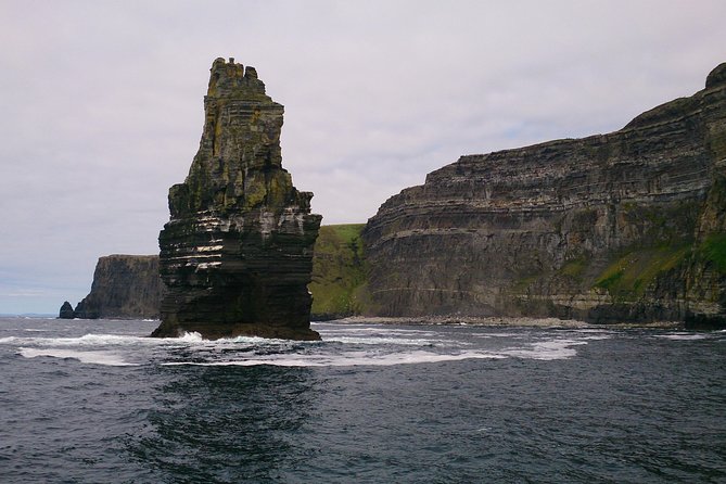 Private tour to the Cliffs of Moher guided in Spanish - Galway Bay and the “castle” viewpoint: coastal mood, camera-friendly pauses
