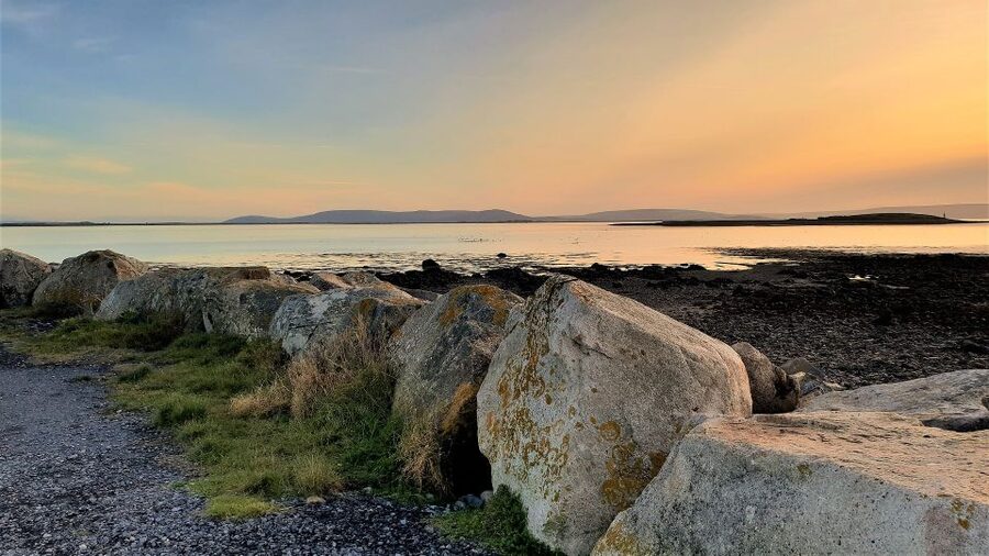 Rail Tour: The Cliffs of Moher & Bunratty Castle Tour - Galway Bay and Galway city: a short taste of the tribes at night