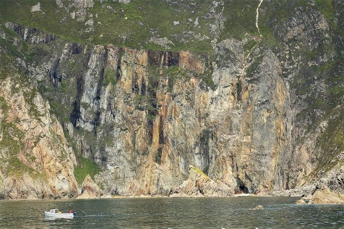 Slieve League cliffs cruise. Donegal. Guided. 1 ¾ hours. - Cruising near the cliffs: caves, waterfalls, and the best vantage moments