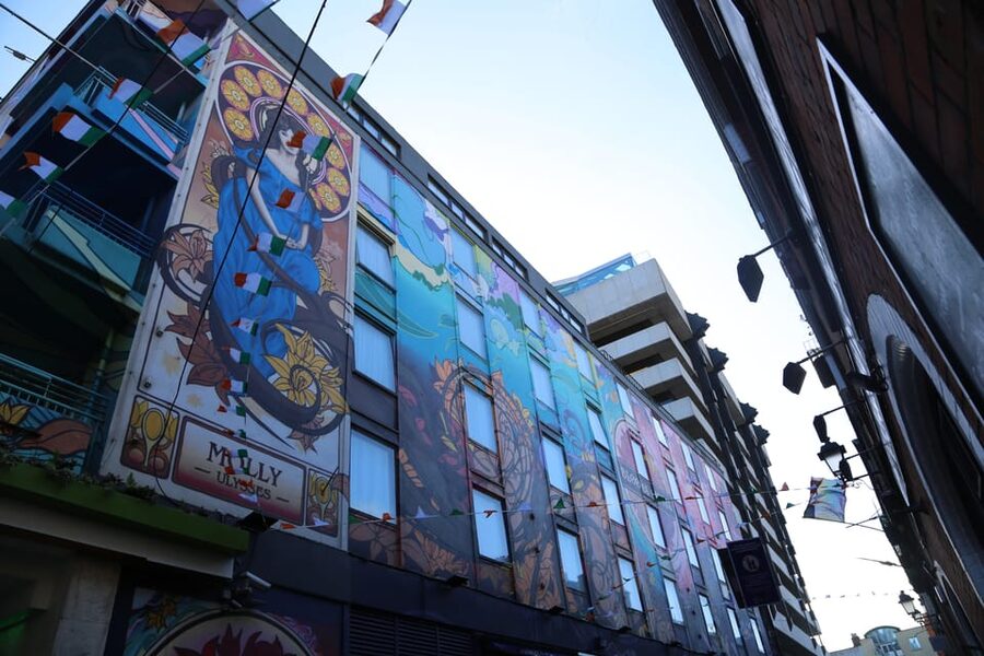 Street Art Walking Tour - Abbey Court Hostel: spotting street layers in plain sight
