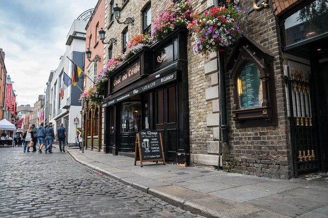 The Dublin Incident: Alien, Whiskey & Clues Exploration Game - Alien, Whiskey & Clues in Dublin: what you’re really buying