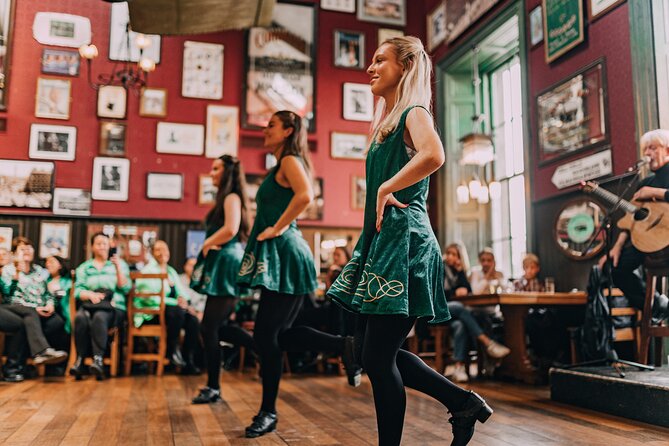 The Irish Dance Party in Dublin - The 2-hour flow: MC singing, choreographed dances, then you learn steps