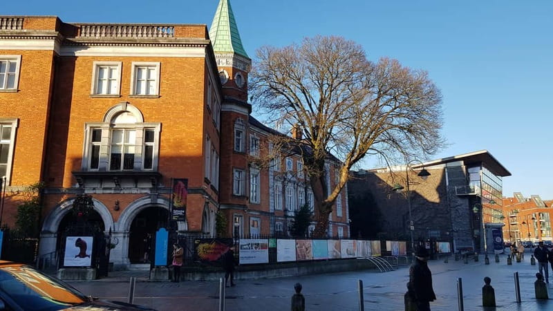 Visite guidée de Cork city en français avec guide - Father Mathew, cœur de ville, et le sens caché des façades