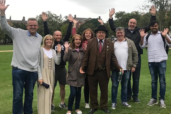 Walking tour in Merrion Square Park - Dublin Rogues Tour - Oscar Wilde monument: the story starts fast