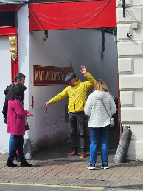 Westport: Fun-filled walking tour of a beautiful town - The flower-lined streets and local color you can actually use